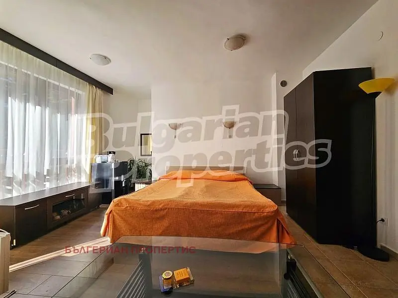 Spavaća soba; prirodna svjetlost, moderan stil