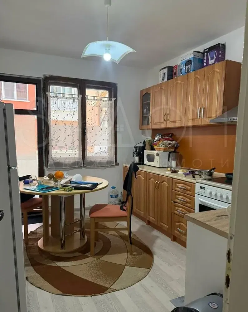 Kuhinja; kućanski aparati, pločice, prirodna svjetlost