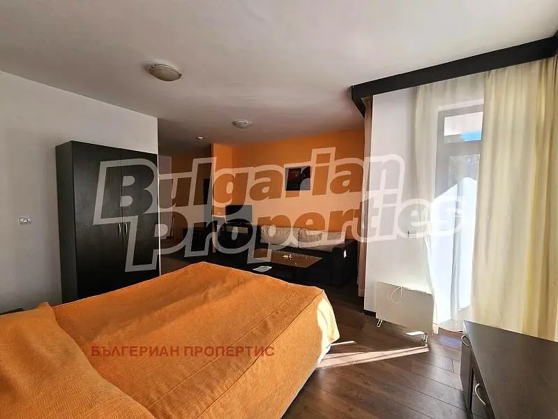 Spavaća soba; drveni pod, prirodna svjetlost, moderan stil