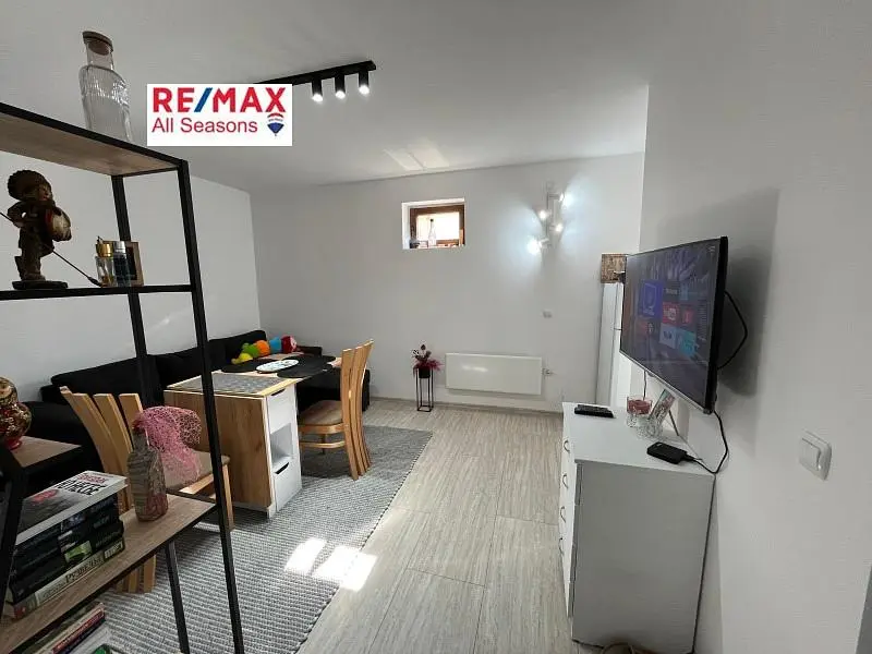 Oturma odası; modern stil, doğal ışık, ahşap zemin