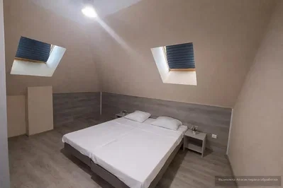 Spavaća soba; prirodno svjetlo, drveni pod