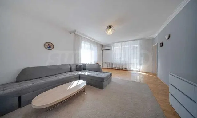 Salón; luz natural, suelo de madera