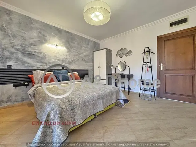 Dormitorio; estilo moderno, suelo de madera, luz natural