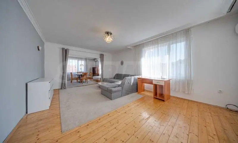 Dnevna soba; drveni pod, prirodno svjetlo