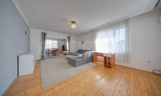 Salón; suelo de madera, luz natural