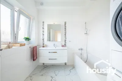 Koupelna; dlažba, přirozené světlo, po rekonstrukci