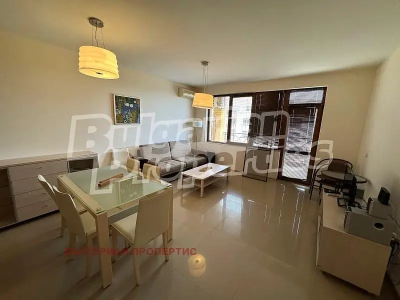 Salón; suelo de baldosas, luz natural