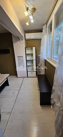 Salón; suelo de baldosas, luz natural