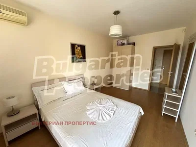 Dormitorio; suelo de madera, luz natural, estilo moderno