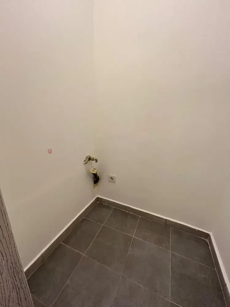 Toalet; pločice, potrebna renovacija