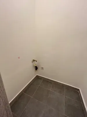 Toalet; pločice, potrebna renovacija