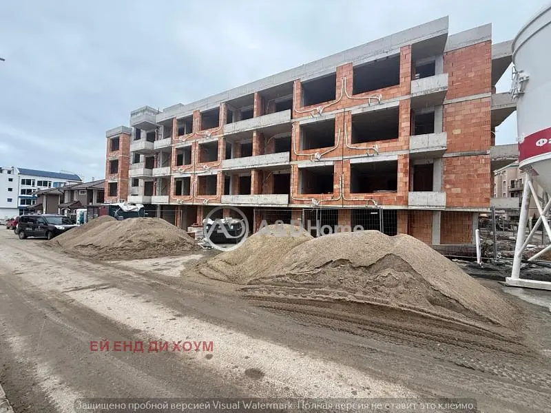 Kuća i okolina; potrebna renovacija
