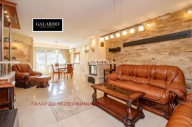 Salón; estilo rústico, vigas de madera, chimenea, suelo de baldosas, luz natural