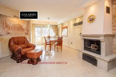 Dnevna soba; kamin, pločice, prirodno svjetlo