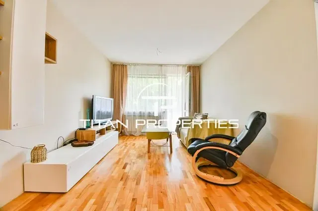 Salon; parquet, lumière naturelle, style moderne