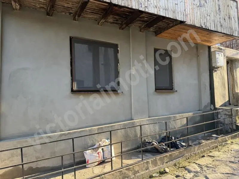 Kuća i okolina; potrebna renovacija, drvene grede