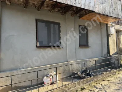 Kuća i okolina; potrebna renovacija, drvene grede