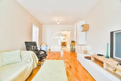 Dnevna soba; drveni pod, prirodno svjetlo, moderni stil