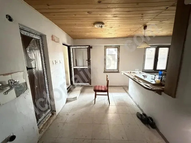 Kuhinja; potrebna renovacija, drvene grede, prirodna svjetlost