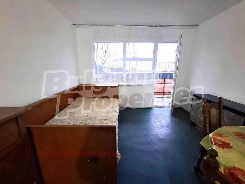 Spavaća soba; drveni pod, potrebna renovacija, prirodna svjetlost