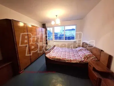 Spavaća soba; drveni pod, drvene grede, rustikalni stil, prirodna svjetlost