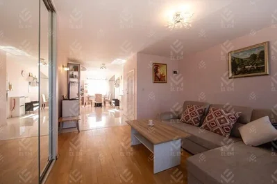 Obývací pokoj; přirozené světlo, dřevěná podlaha, moderní styl