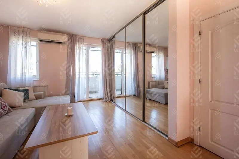 Obývací pokoj; přirozené světlo, dřevěná podlaha, moderní styl