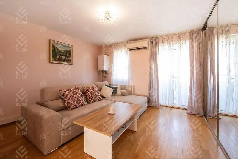 Obývací pokoj; přirozené světlo, dřevěná podlaha, moderní styl