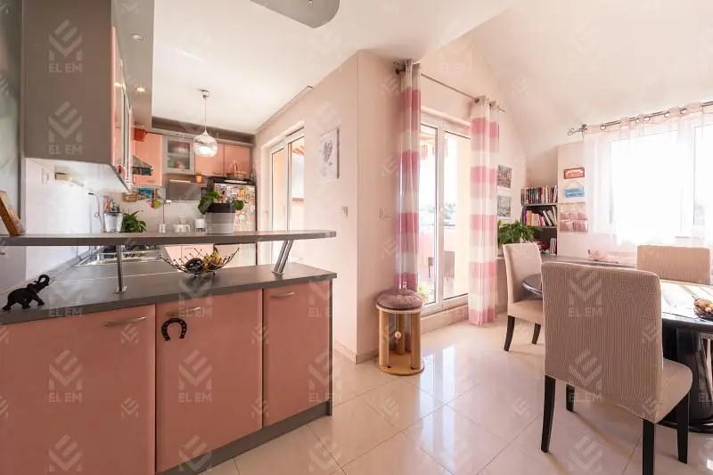 Kuchyně; přirozené světlo, moderní styl