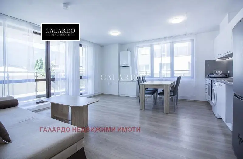 Dnevni boravak; pogled, kućanski aparati, prirodna svjetlost, moderan stil