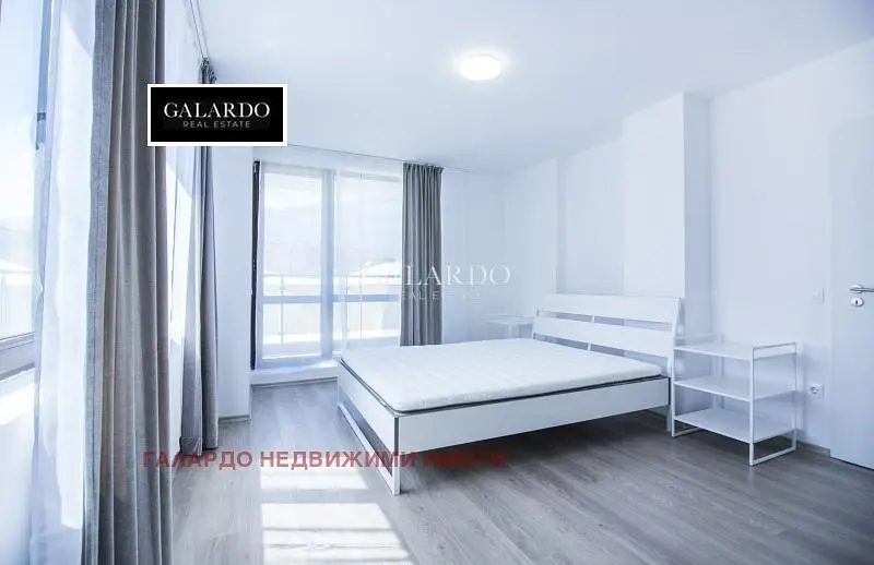 Spavaća soba; prirodna svjetlost, moderan stil