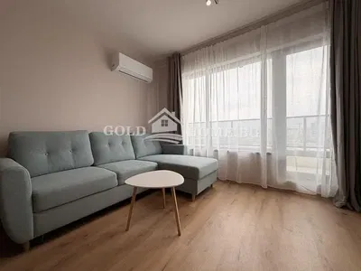 Dnevni boravak; prirodna svjetlost, drveni pod, moderan stil