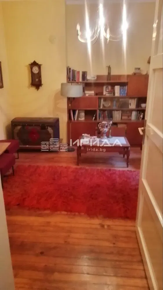 Dnevni boravak; drveni pod, rustikalni stil