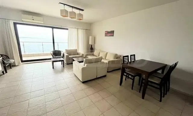 Obývací pokoj; výhled, dlažba, přirozené světlo