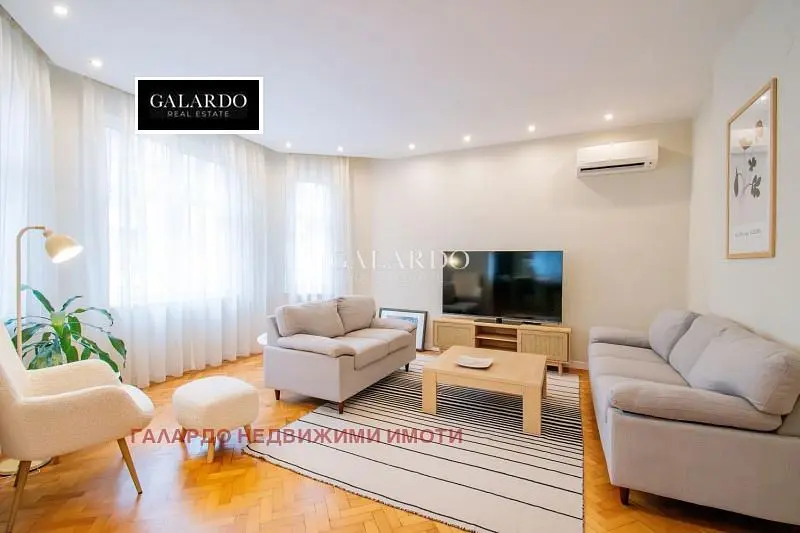 Wohnzimmer; tageslicht, moderner stil, holzboden