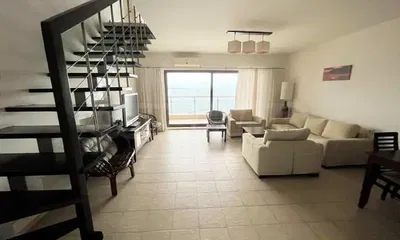 Obývací pokoj; výhled, dlažba, přirozené světlo, moderní styl