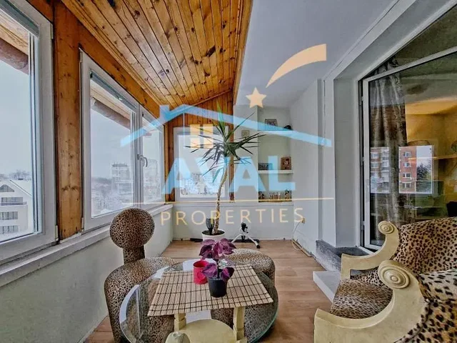 Balcone; vista, travi in legno, stile rustico, luce naturale