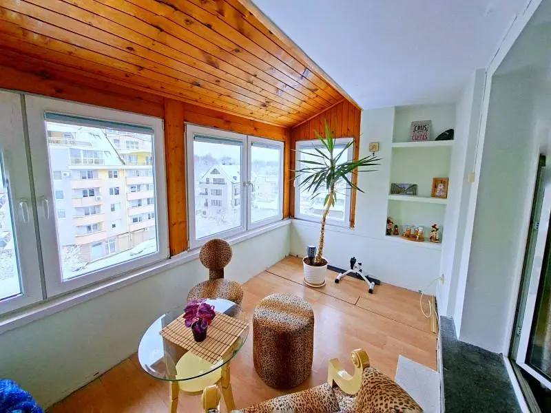 Dnevna soba; pogled, prirodno svjetlo, rustikalni stil, drveni pod, drvene grede