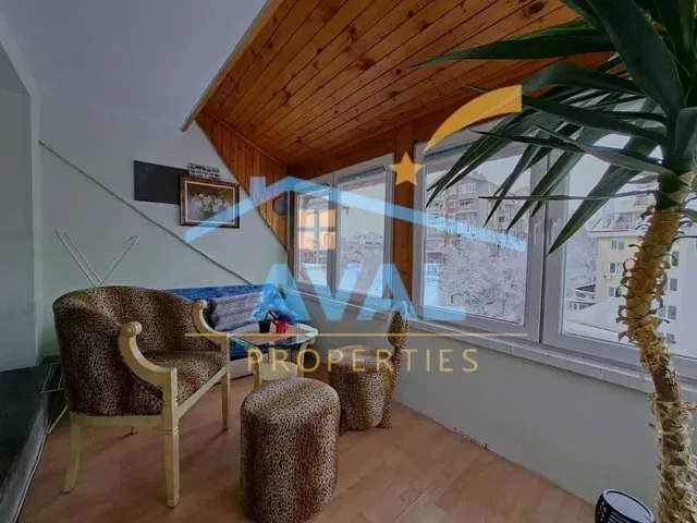 Soggiorno; vista, pavimento in legno, luce naturale, stile moderno