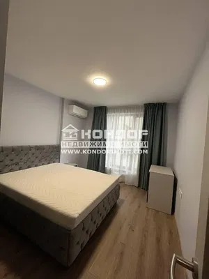 Ložnice; dřevěná podlaha, přirozené světlo