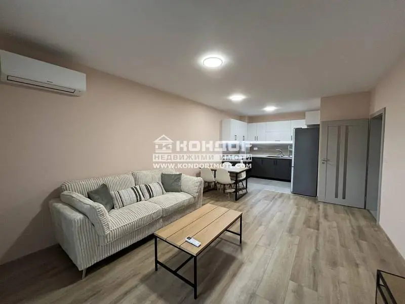 Obývací pokoj; dřevěná podlaha, přirozené světlo, moderní styl