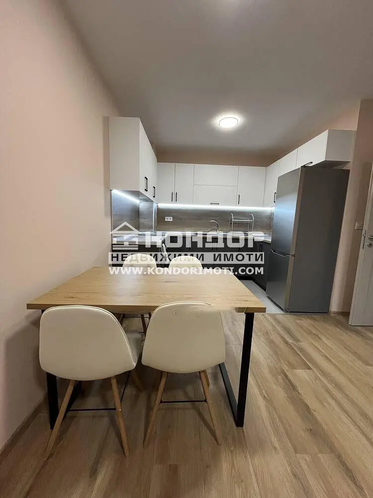 Kuchyně; kuchyňské spotřebiče, dřevěná podlaha, po rekonstrukci, přirozené světlo