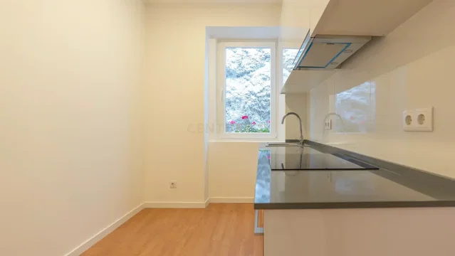 Küche; blick, küchengeräte, tageslicht, holzboden, renoviert