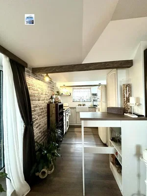 Kuchyně; dřevěné trámy, přirozené světlo, moderní styl