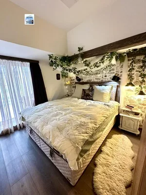 Ložnice; dřevěná podlaha, přirozené světlo, rustikální styl