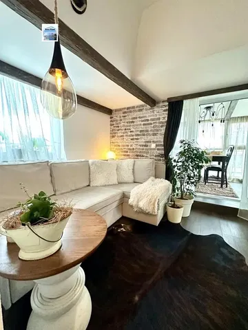 Obývací pokoj; přirozené světlo, dřevěné trámy