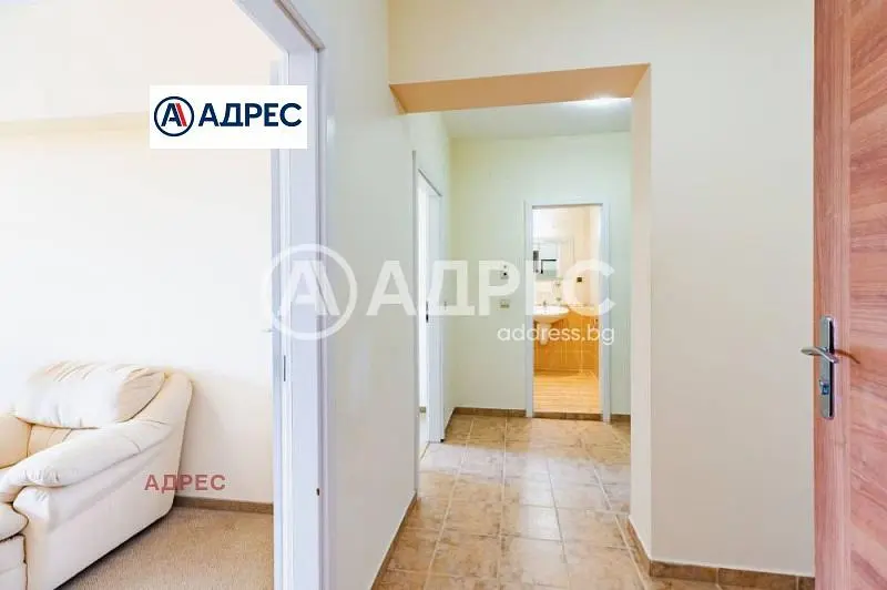 Obývací pokoj; dlažba, přirozené světlo