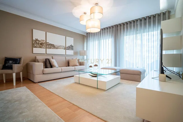 Salón; luz natural, estilo moderno, suelo de madera