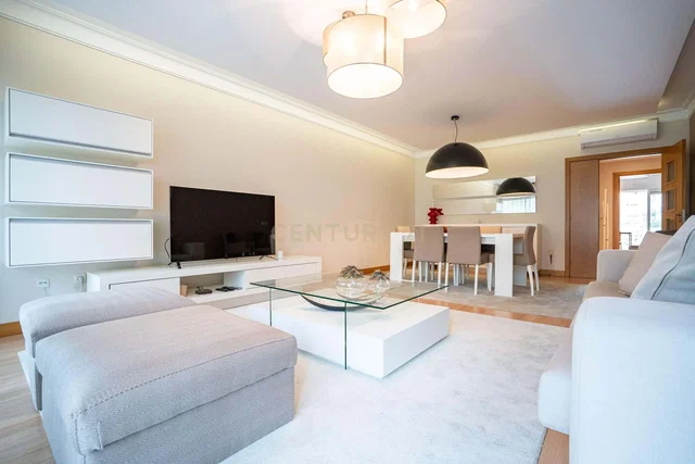 Wohnzimmer; tageslicht, moderner stil, renoviert