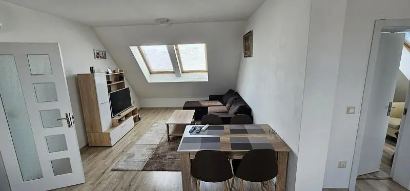 Obývací pokoj; přirozené světlo, moderní styl, dřevěná podlaha